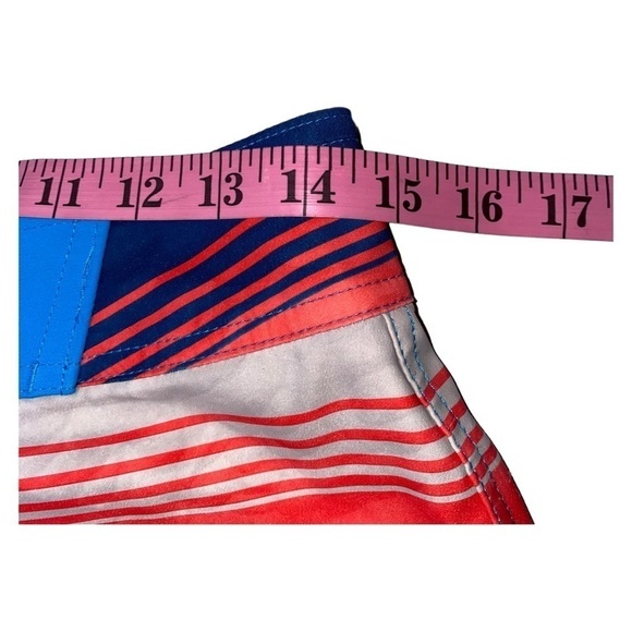 Under Armour Men's Swim Trunks Board Shorts Red Blue Gray Size 28 Loose Fit - Picture 8 of 9